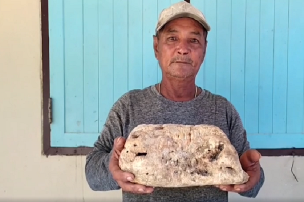 Nhặt được "hàng hiếm" dạt vào bãi biển, ngư ông một bước đổi đời Nhat duoc