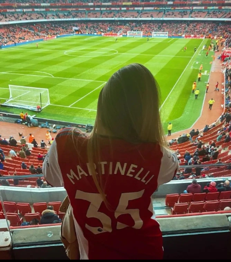 Ngoi sao Arsenal toa sang...nho ban gai qua xinh dep-Hinh-2