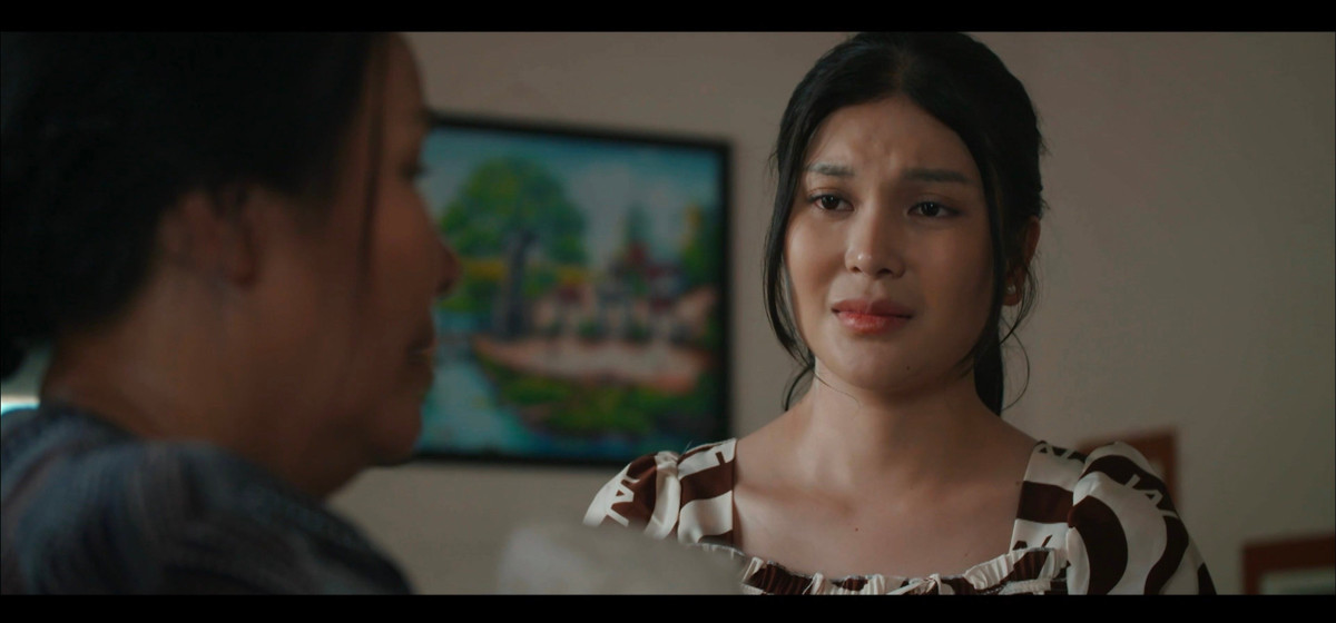  Phim Mẹ rơm mới phát sóng được vài tập trong khung giờ vàng VTV nhưng đã lấy nhiều cảm tình và nước mắt của khán giả bởi hoàn cảnh éo le, đau khổ của những nhân vật trong phim.