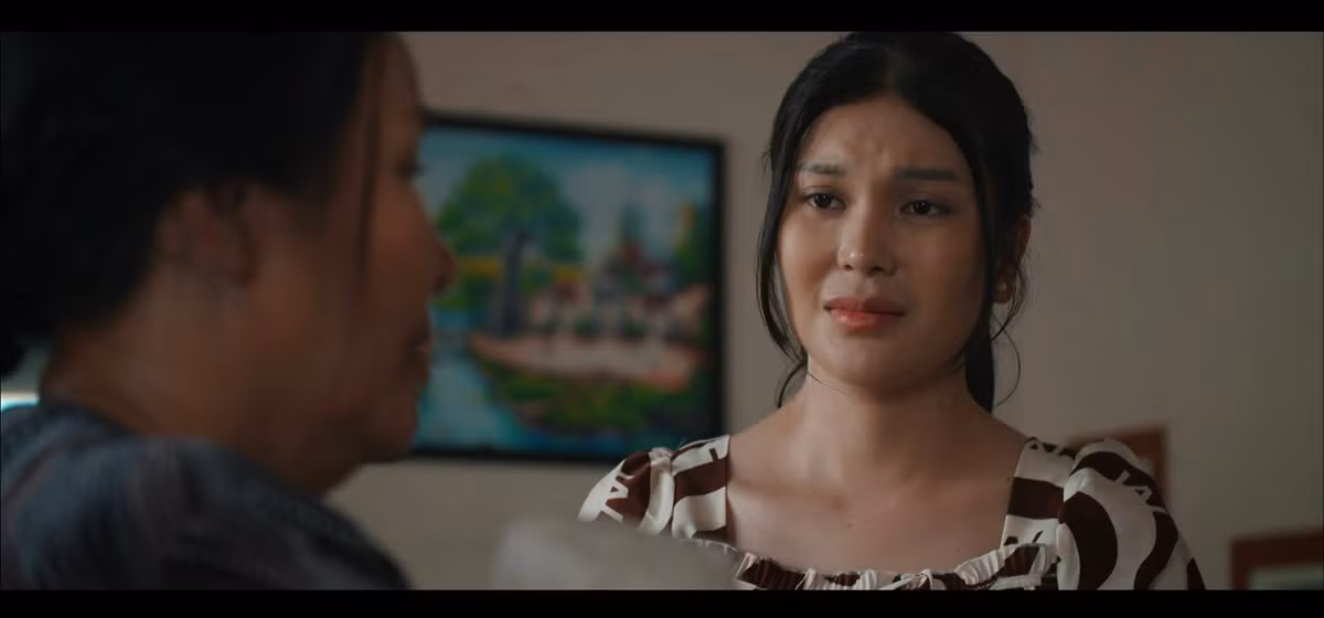  Phim Mẹ rơm mới phát sóng được vài tập trong khung giờ vàng VTV nhưng đã lấy nhiều cảm tình và nước mắt của khán giả bởi hoàn cảnh éo le, đau khổ của những nhân vật trong phim.