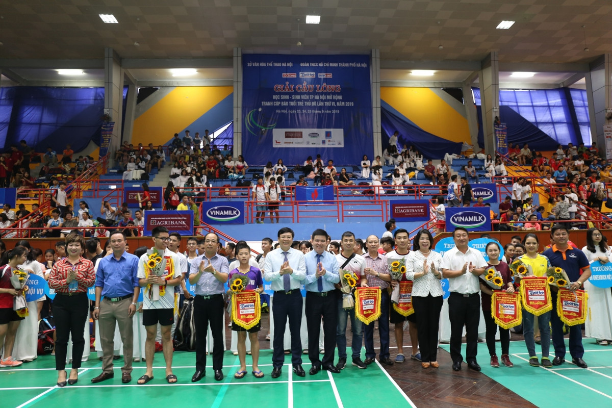 Gan 1000 VDV du Giai Cau long hoc sinh - sinh vien TP Ha Noi 2022