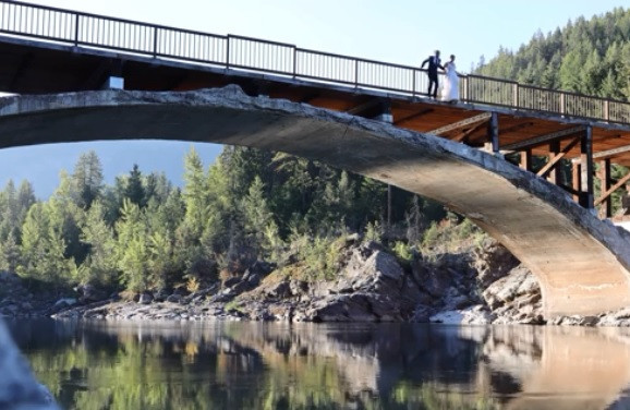 Video: "Nín thở" khoảnh khắc cô dâu chú rể nắm tay nhảy cầu Video: