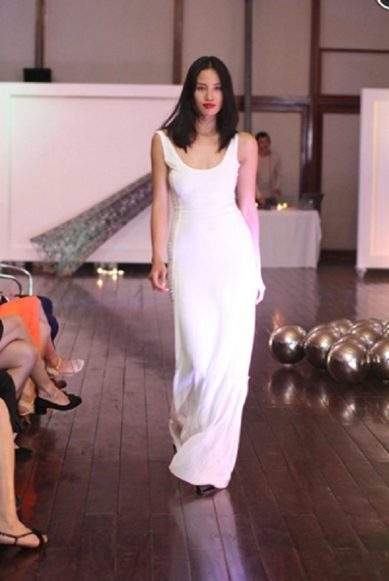 Cuoc song cua dai dien Viet Nam dau tien chinh chien Miss Universe-Hinh-3