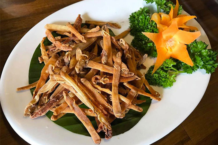 An bim bim tra tien ngang gia vang co gai khien dan mang tron mat