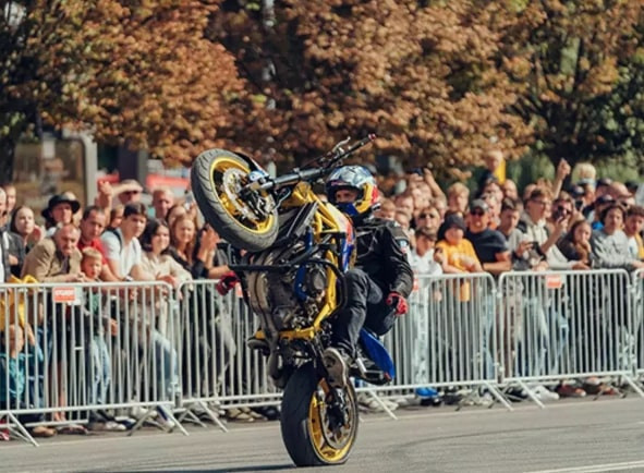 Nguoi dan ong An Do lai xe kieu la lap ky luc the gioi