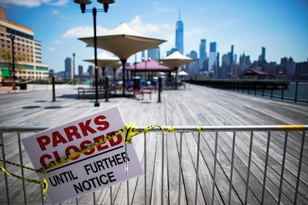 Tấm biển thông báo công viên địa phương đóng cửa ở New Jersey. Bức ảnh chụp ngày 25/4.