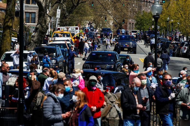 Tổng thống Trump trước đó cũng tuyên bố Mỹ đã qua đỉnh dịch COVID-19. Hiện tại, nước này đang tìm cách nới lỏng các quy định giới hạn nhằm mở cửa lại nền kinh tế đang chịu ảnh hưởng bởi dịch bệnh, bấp chấp khuyến cáo của chuyên gia rằng việc dỡ bỏ các quy định cách ly xã hội quá sớm có thể khiến dịch tái bùng phát.