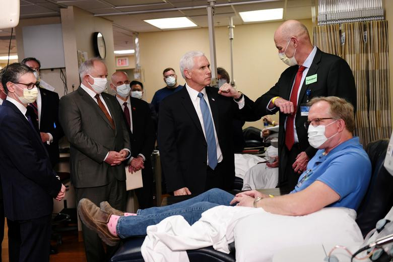 Phó Tổng thống Mỹ Mike Pence thăm trung tâm Mayo Clinic, cơ sở hỗ trợ việc nghiên cứu và điều trị bệnh nhân COVID-19, tại Rochester, Minnesota, ngày 28/4. Việc Phó Tổng thống Mike Pence không đeo khẩu trang khi tới thăm cơ sở này đã khiến ông bị chỉ trích.
