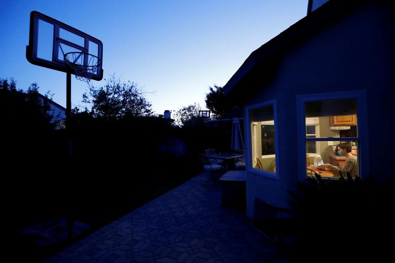 “Đây là thời điểm mà chúng ta không nên đi siêu thị, không tới cả cửa hiệu thuốc, mà cần làm mọi thứ có thể để giữ an toàn cho gia đình và bạn bè của các bạn”, bà Birx nói.