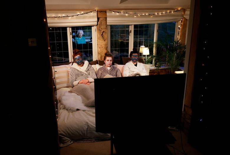 Molly, Emily và Sophie theo dõi bài phát biểu trên truyền hình của Nữ hoàng Anh Elizabeth II, tại nhà của họ ở Henton ngày 5/4. Nữ hoàng kêu gọi người dân cùng đoàn kết để vượt qua giai đoạn khó khăn hiện nay, đồng thời nhấn mạnh Anh sẽ thành công trong cuộc chiến chống đại dịch COVID-19.