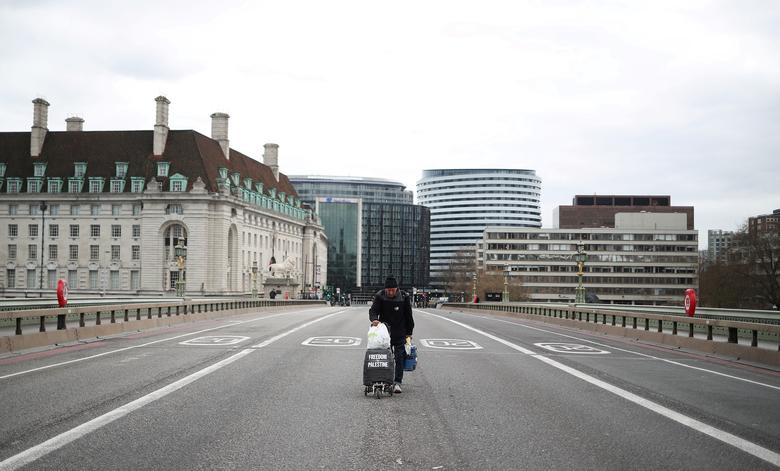 Hàng loạt cửa hàng bán hàng hóa không phải nhu yếu phẩm, trường học và cơ sở kinh doanh, giải trí,... ở Anh đã được yêu cầu đóng cửa trong nỗ lực nhằm ngăn chặn dịch bệnh lây lan.