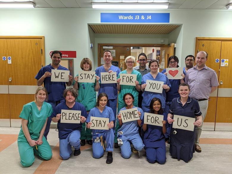 Người dân Anh được yêu cầu ở nhà, trừ trường hợp thực sự cần thiết mới ra ngoài.