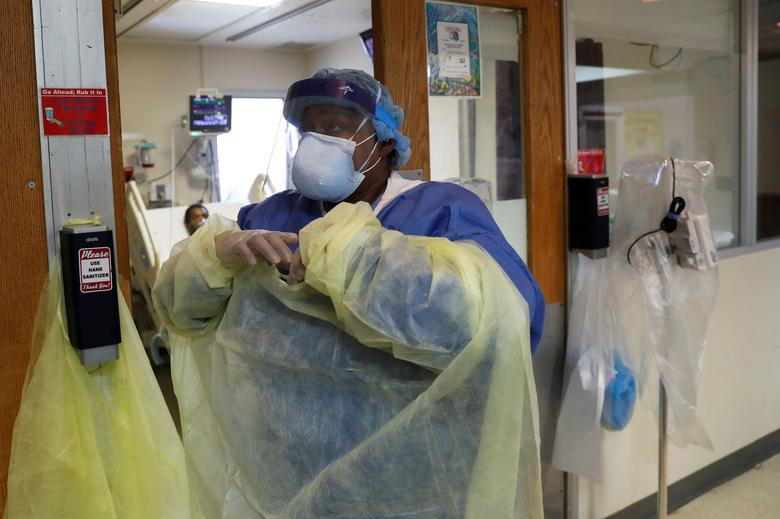 Paula Johnson là một trong những y tá làm việc tại bệnh viện Roseland. Trong ảnh, Paula đang mặc đồ bảo hộ trước khi vào kiểm tra một bệnh nhân dương tính với virus SARS-CoV-2 trong phòng chăm sóc đặc biệt hôm 22/4.