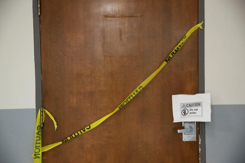 Cửa ngăn cách khu cách ly với bên ngoài tại bệnh viện Roseland được "niêm phong".