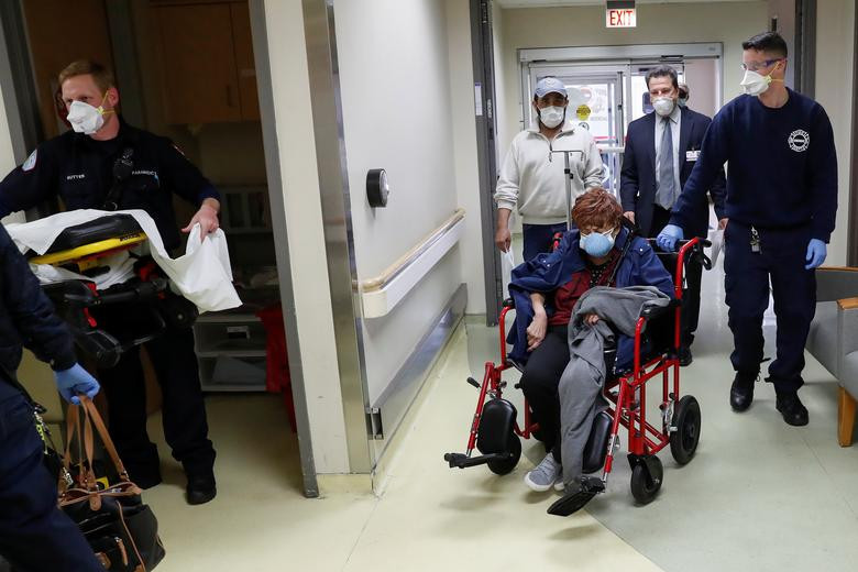 Người phụ nữ được đưa vào phòng cấp cứu của bệnh viện cộng đồng Roseland hôm 22/4.