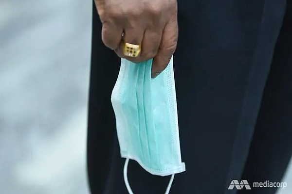 Nhac khach deo khau trang phong COVID-19, nhan vien tram xang bi 