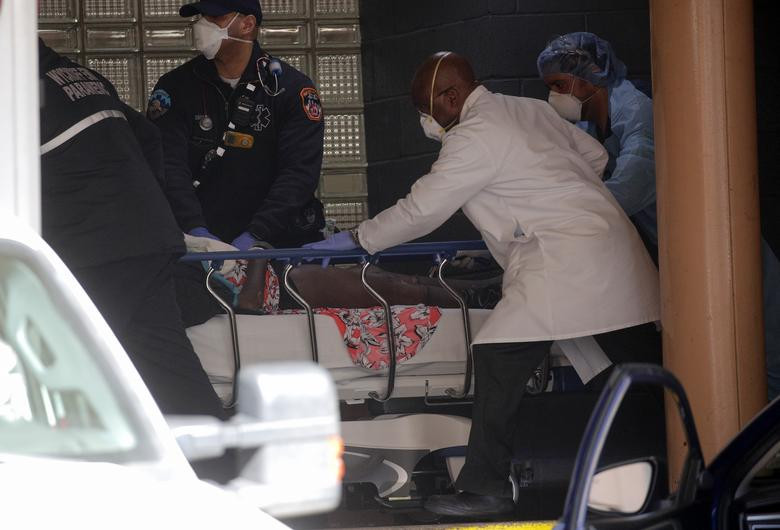 Nhân viên y tế đưa một bệnh nhân COVID-19 vào trung tâm y tế Wyckoff Heights ở Brooklyn ngày 6/4.