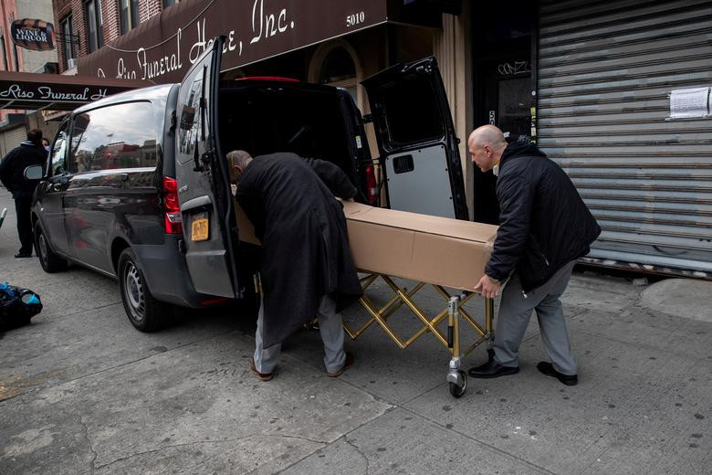 Thi thể người thiệt mạng vì COVID-19 được đưa đến nhà tang lễ ở thành phố New York ngày 5/4. Mời độc giả xem thêm video: Cách nhận biết người có biểu hiện nhiễm virus corona (Nguồn video: VTC1)