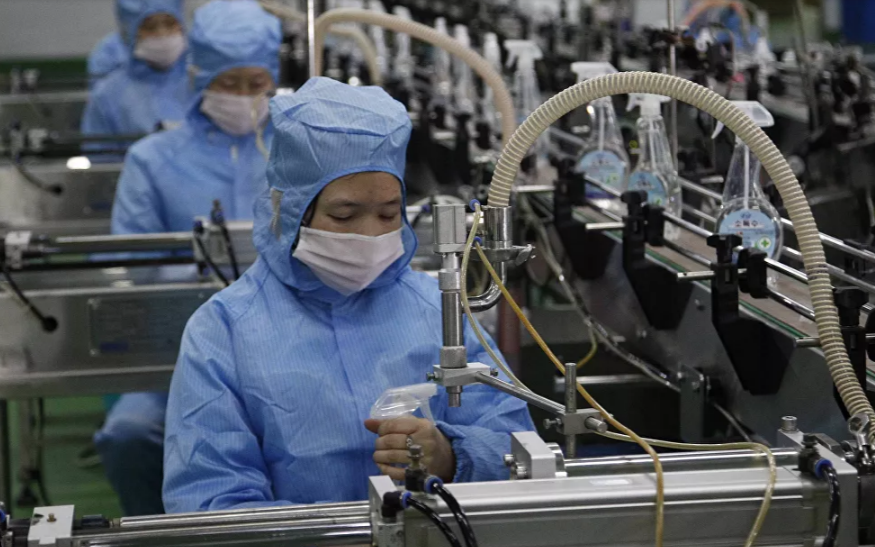 Bên trong Nhà máy xà phòng Ryongaksan ngày 19/3.