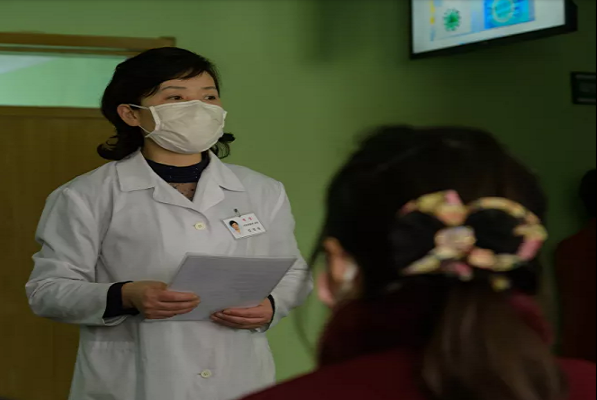 Người dân Triều Tiên tuân thủ các quy định về phòng, chống dịch bệnh của chính phủ. Mời độc giả xem thêm video: WHO chính thức đặt tên cho virus corona mới là SARS-CoV-2 (Nguồn video: VTC1)