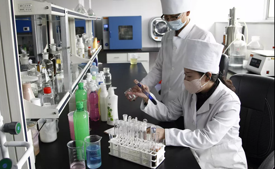 Nhân viên của Nhà máy xà phòng Ryongaksan chế tạo nước sát khuẩn hôm 19/3. 