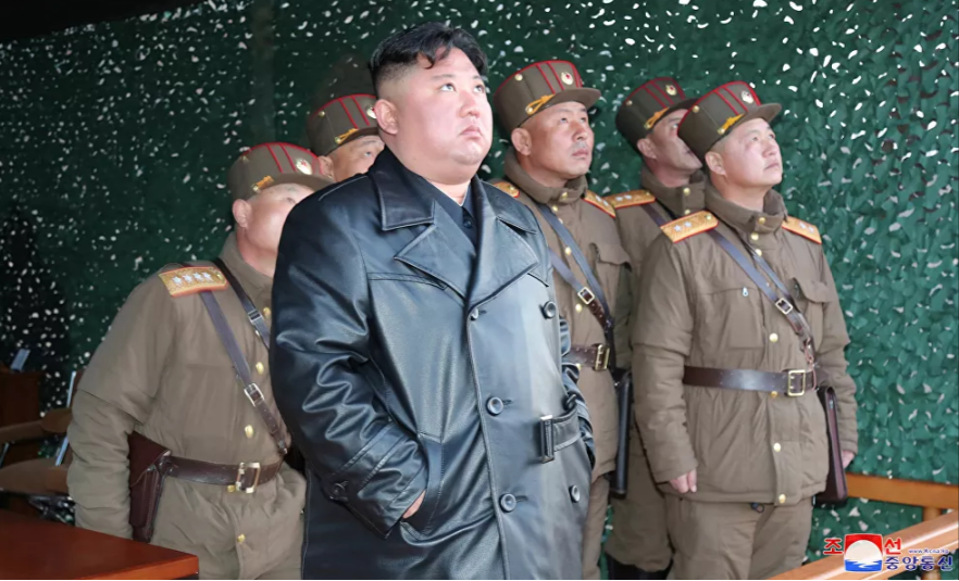 Theo Hãng thông tấn Trung ương Triều Tiên (KCNA) ngày 3/4, khoảng 500 người hiện được cách ly trên toàn quốc, giảm mạnh so với khoảng 2.280 trường hợp cách đây một tuần. Ảnh: Nhà lãnh đạo Triều Tiên Kim Jong-un giám sát một vụ phóng thử tên lửa. Bức ảnh được KCNA công bố vào ngày 22/3.