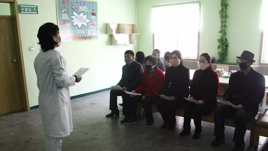 Một y tá giải thích chi tiết thông tin về dịch COVID-19 và cách để phòng, chống dịch bệnh này tại Bệnh viện Nhân dân Phyongchon.