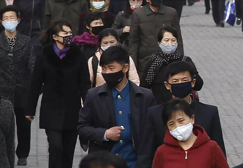 Người dân Triều Tiên đeo khẩu trang khi đi ra ngoài đường ở thủ đô Bình Nhưỡng ngày 1/4/2020.