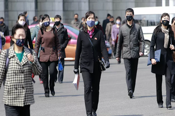 Chính phủ Triều Tiên khẳng định, tính đến thời điểm hiện tại, nước này vẫn chưa có trường hợp mắc COVID-19, song vẫn triển khai nhiều biện pháp phòng dịch nghiêm ngặt. Cuộc sống của người dân Triều Tiên dường như vẫn diễn ra bình thường, không có nhiều xáo trộn. Ảnh: Mọi người đeo khẩu trang phòng lây nhiễm virus corona khi đi bộ trên đường phố thủ đô Bình Nhưỡng ngày 1/4. (Nguồn ảnh: Sputnik)