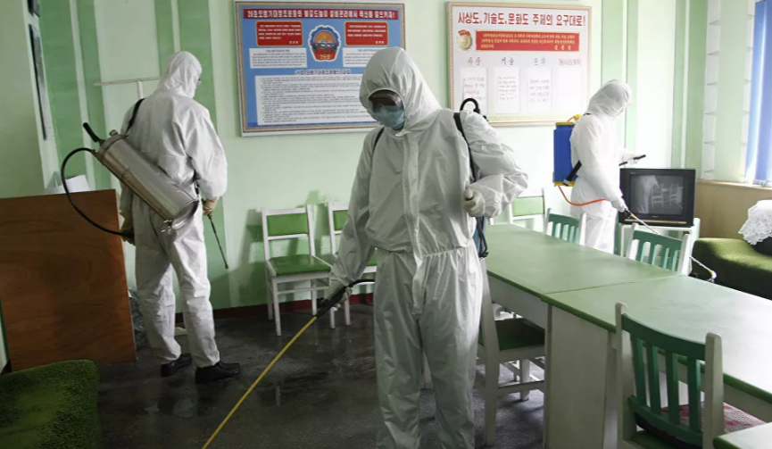 Các phòng trong Bệnh viện Nhân dân Phyongchon được phun khử trùng ngày 1/4.