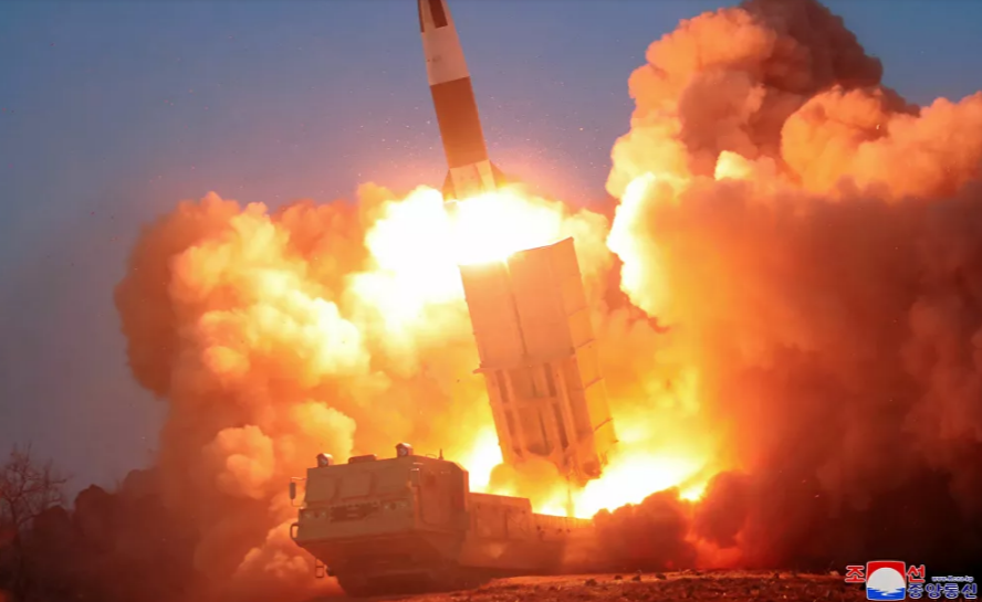 Tên lửa được phóng thử ở Triều Tiên. Ảnh do KCNA công bố ngày 22/3.