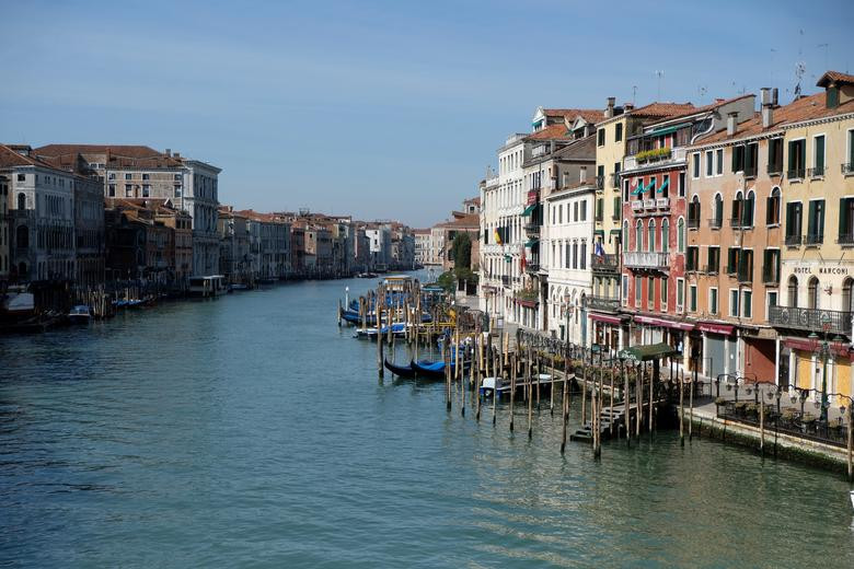 Nước trong những con kênh ở Venice (Italy) trong xanh trở lại hôm 28/3 khi ít du khách và không bị ô nhiễm.