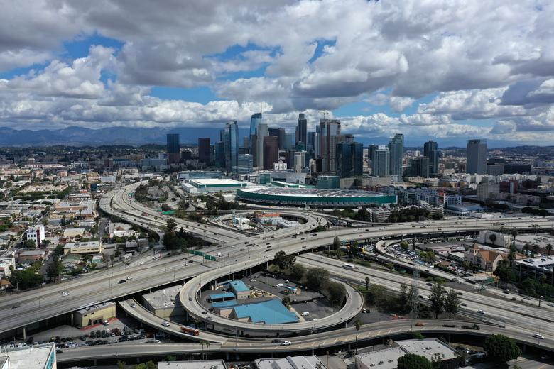 Không gian thoáng đãng và những con đường dẫn vào nội thành Los Angeles trở nên thông thoáng hôm 23/3, sau khi California (Mỹ) yêu cầu người dân ở nhà tránh dịch.