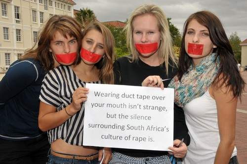 Theo Wonders List, Nam Phi đứng đầu trong danh sách những quốc gia có tỷ lệ tội phạm hiếp dâm cao nhất, với khoảng 500.000 vụ cưỡng hiếp xảy ra mỗi năm ở nước này. Ước tính, hơn 40% phụ nữ Nam Phi trở thành nạn nhân của nạn cưỡng hiếp. (Nguồn ảnh: Wonders List)