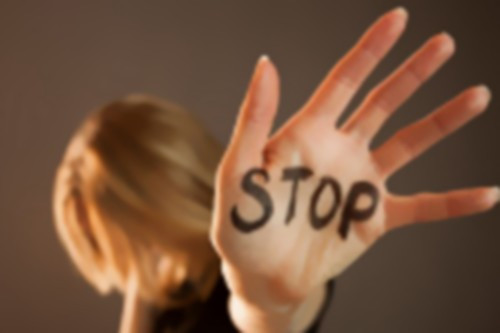 Tại Australia, ước tính 51.200 người Australia từ 18 tuổi trở lên là nạn nhân của các vụ tấn công tình dục vào năm ngoái.