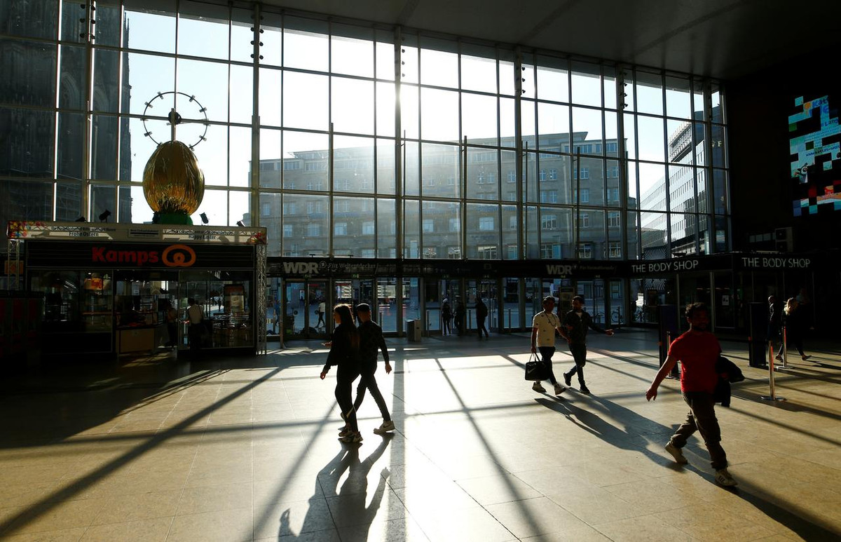 Dai dich COVID-19: Chau Au dang dan “ha nhiet”, My van 