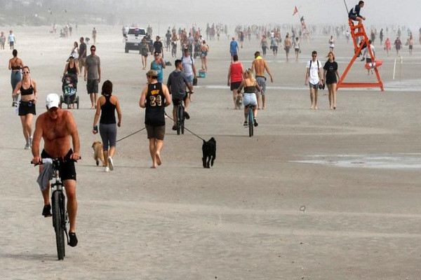 Bãi biển ở Jacksonville, Florida, trở nên đông đúc hôm 19/4.