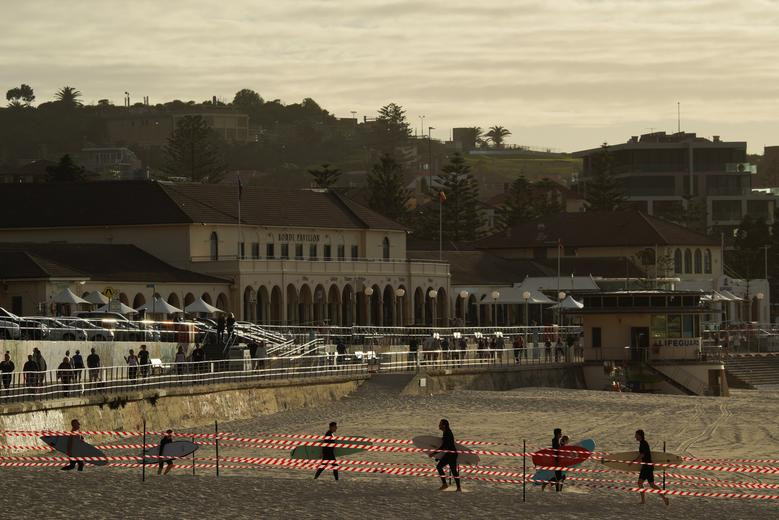 Bãi biển Bondi là một địa điểm lý tưởng dành cho những người thích lướt sóng.