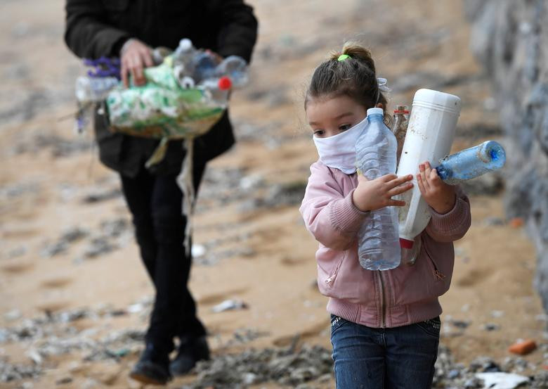 Cô Alexandre cùng con gái, Alejandra, đi bộ thu gom chai nhựa dọc bãi biển ở Gijon, Tây Ban Nha, ngày 26/4. Được biết, ngày 26/4, Chính phủ Tây Ban Nha đã nới lỏng các biện pháp hạn chế sau 6 tuần phong tỏa, trong bối cảnh số ca tử vong vì COVID-19 ở nước này có chiều hướng giảm. Với quyết định này, nhiều trẻ em Tây Ban Nha có thể ra ngoài chơi trong khoảng một giờ sau nhiều ngày phải ở trong nhà.