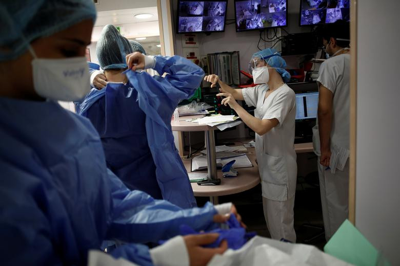 Nhân viên y tế mặc đồ bảo hộ trong phòng khám Ambroise Pare hôm 1/4.