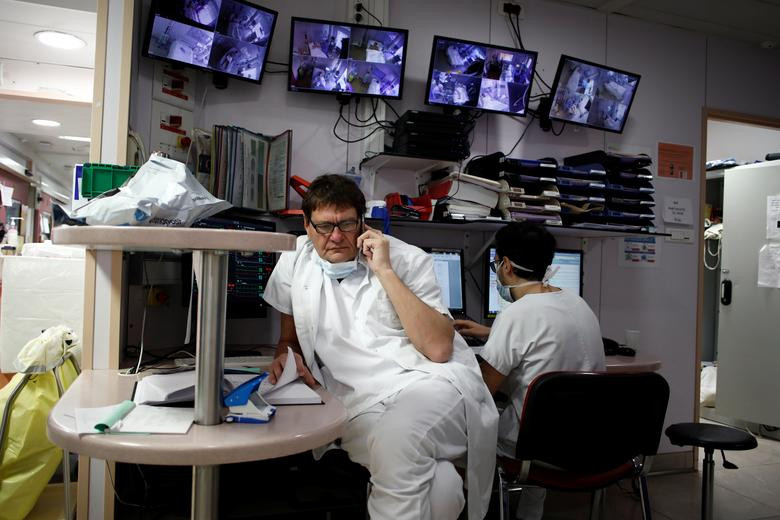 Trong ảnh là bác sĩ Pierre Squara làm việc tại phòng chăm sóc tích cực bệnh nhân COVID-19.