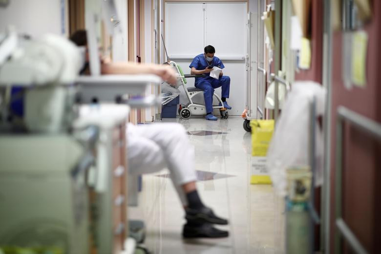 Ưu tiên hàng đầu hiện nay của Chính phủ Pháp là tăng cường sản xuất để cung cấp đầy đủ các thiết bị y tế, đồ chống lây nhiễm cho các nhân viên y tế và cứu chữa bệnh nhân. Đồng thời, hệ thống y tế sẽ tăng cường tối đa việc xét nghiệm và tiến tới thực hiện ở quy mô lớn.