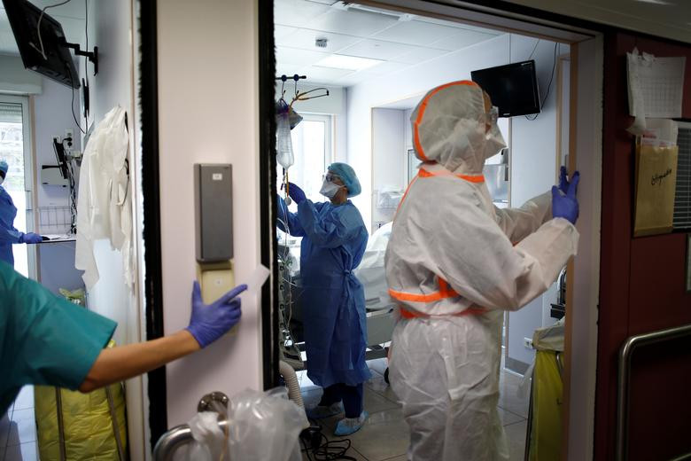 Bên trong phòng chăm sóc tích cực cho bệnh nhân COVID-19 tại phòng khám Ambroise Pare ngày 1/4, các y bác sĩ vẫn nỗ lực hết mình để cứu bệnh nhân.