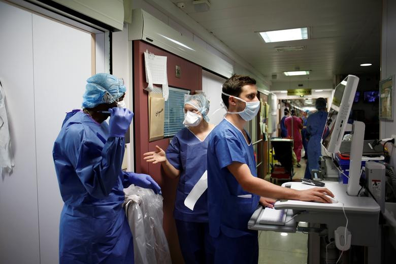 Các nhân viên y tế bắt đầu lo lắng trước sự thiếu hụt đồ bảo hộ và khẩu trang trong các bệnh viện tại Pháp khi số lượng người mắc COVID-19 ngày càng tăng.