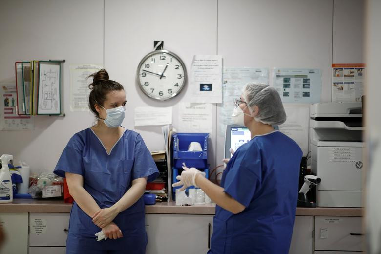Hai nhân viên y tế trao đổi tại phòng khám Ambroise Pare.