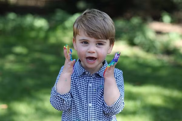 Tiểu Hoàng tử Anh Louis phấn khích khi được mẹ cho vẽ cầu vồng để gửi lời cảm ơn tới các nhân viên của Cơ quan Y tế Quốc gia Anh (NHS).