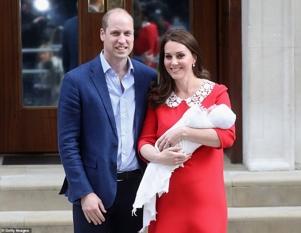 Công nương Kate Middleton cười tươi khi bế con trai Louis tại bệnh viện St Mary ngày 23/4/2018.