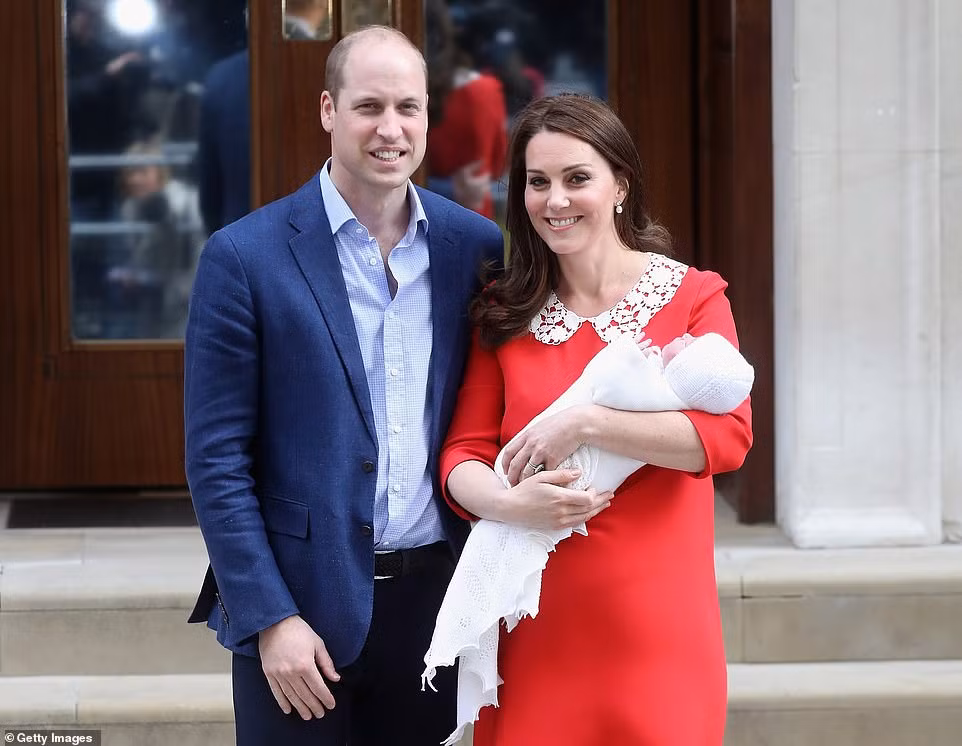Công nương Kate Middleton cười tươi khi bế con trai Louis tại bệnh viện St Mary ngày 23/4/2018.