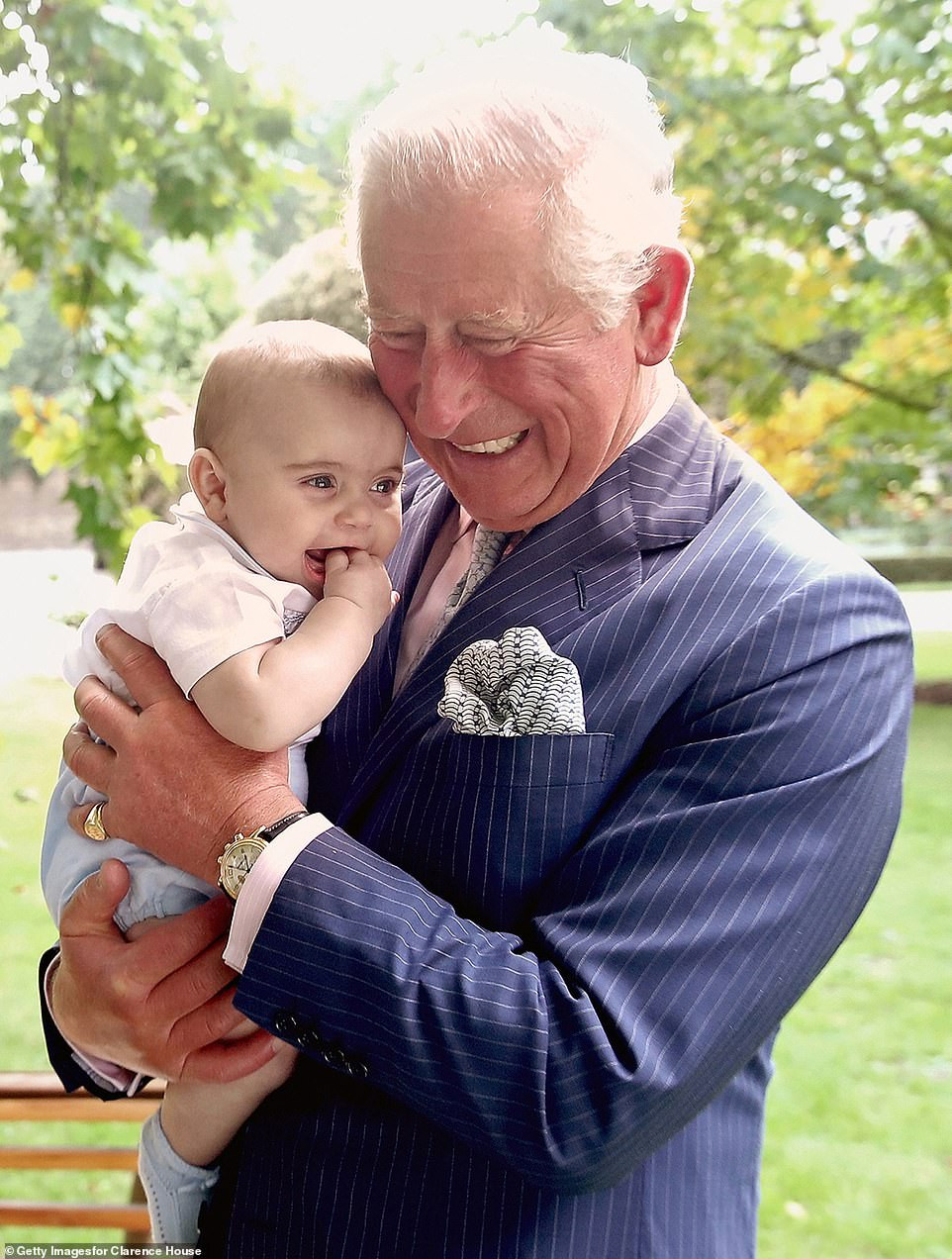 Thái tử Charles bế cháu trai, Hoàng tử Louis, tại khu vườn ở Clarence House ngày 5/9/2018.