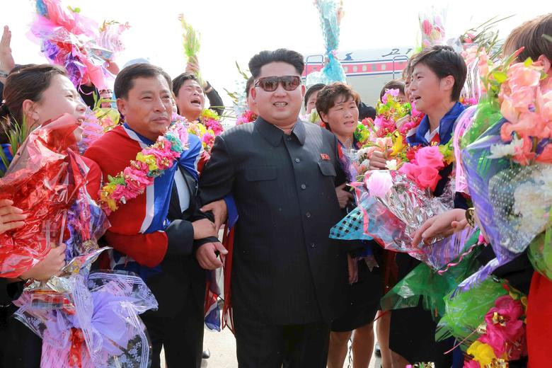 Nhà lãnh đạo Kim Jong-un chào đón đội bóng đá nữ của Triều Tiên tại sân bay quốc tế Bình Nhưỡng sau khi họ giành chiến thắng trong giải Cúp bóng đá nữ Đông Á 2015.